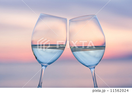 夕暮れのビーチで乾杯 11562024