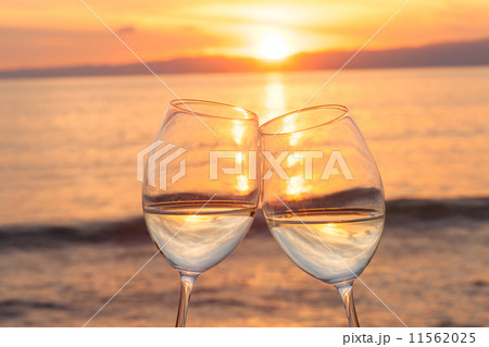 夕暮れのビーチで乾杯 夕暮れのビーチで乾杯 11562025
