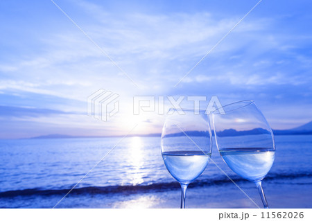 夕暮れのビーチで乾杯 夕暮れのビーチで乾杯 11562026
