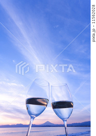 夕暮れのビーチで乾杯 夕暮れのビーチで乾杯 11562028