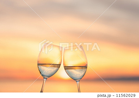 夕暮れのビーチで乾杯 夕暮れのビーチで乾杯 11562029
