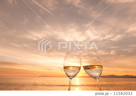 夕暮れのビーチで乾杯 夕暮れのビーチで乾杯 11562032