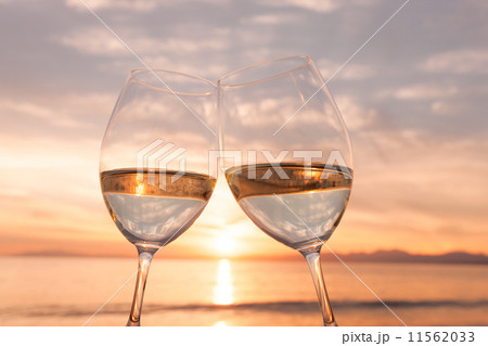 夕暮れのビーチで乾杯 夕暮れのビーチで乾杯 11562033