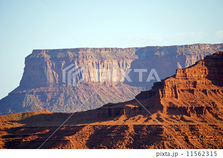 朝日を受けるモニュメントバレー 11562315
