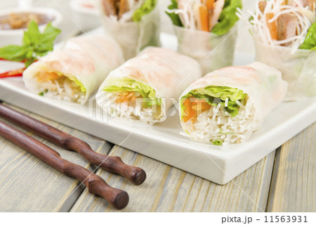 Goi Cuon - Vietnamese fresh spring rolls with pork and prawns  11563931