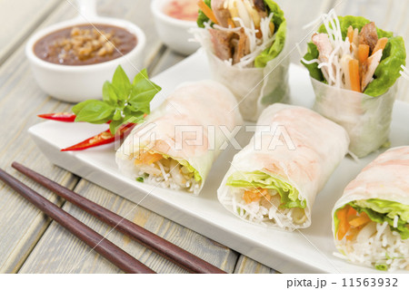 Goi Cuon - Vietnamese fresh spring rolls with pork and prawns  11563932