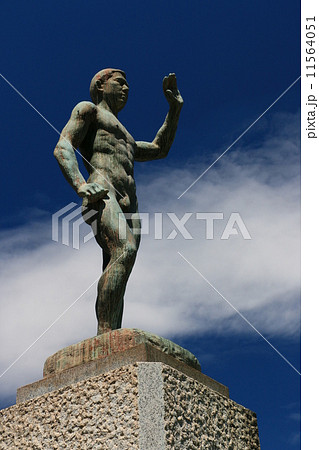運動公園に建つ像 11564051