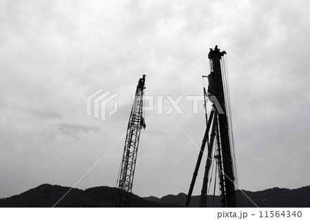 大型クレーンと掘削機 11564340