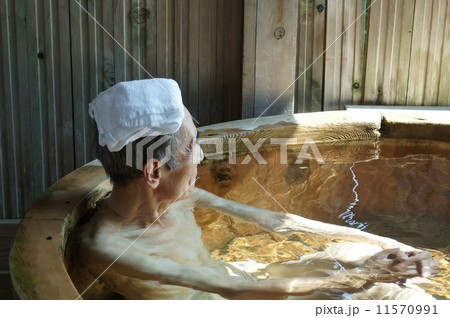 シニアライフ・鄙の温泉の檜風呂に浸るシニア・横位置 11570991
