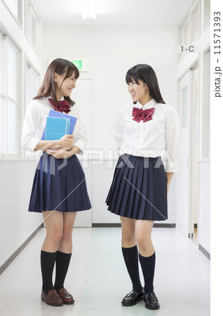 廊下に立っている高校生 11571393