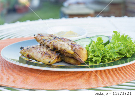 Mini filet chicken satay with cucumber, red onion & peanut sauce Mini filet chicken satay with cucumber, red onion & peanut sauce 11573321