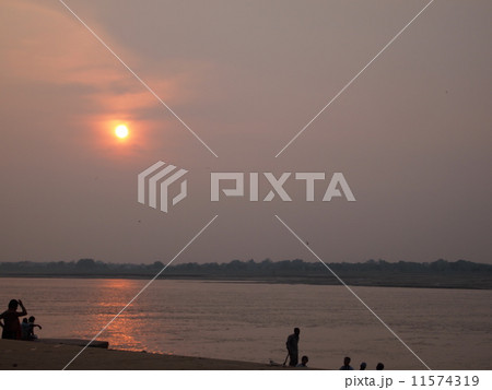 ガンジス河の朝 11574319