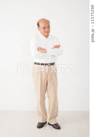悩むシニア男性 11575290