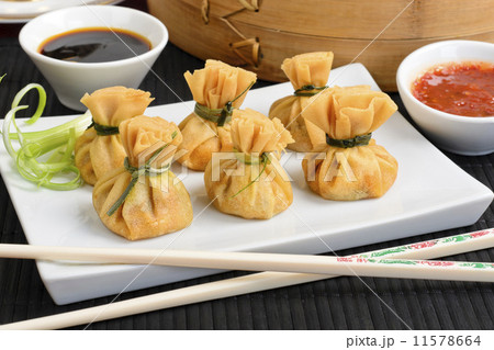 Wonton - Fried wontons filled with prawns and spring onion  11578664