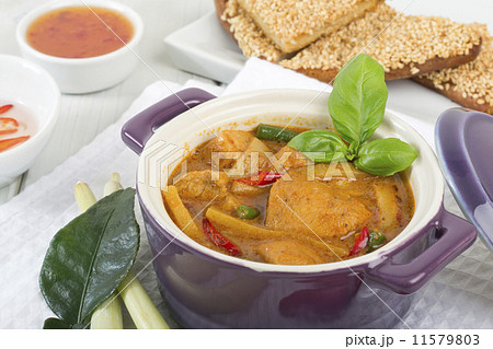 Thai Red Chicken Curry - With prawn toast and chili sauce Thai Red Chicken Curry - With prawn toast and chili sauce 11579803