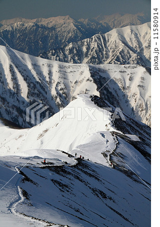 鹿島槍ヶ岳山頂から縦走路の登山者と槍・穂高方面遠望 11580914
