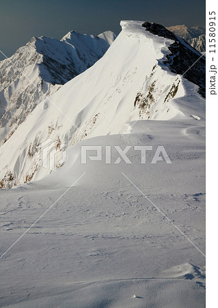 鹿島槍ヶ岳への登りから雪庇と布引山・爺ヶ岳 鹿島槍ヶ岳への登りから雪庇と布引山・爺ヶ岳 11580915
