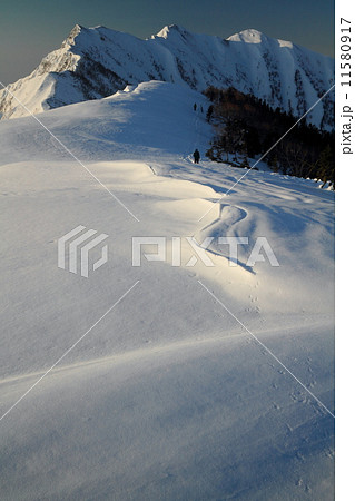 冷池上部の縦走路を行く登山者と爺ヶ岳 11580917