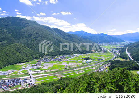 青空澄みわたる天空の城「竹田城跡」(本丸より南側方面の町並み、円山川をパノラマ眺望) 青空澄みわたる天空の城「竹田城跡」(本丸より南側方面の町並み、円山川をパノラマ眺望) 11582030