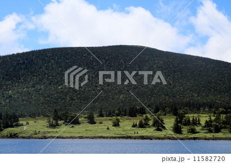 吾妻連峰・鎌沼湖畔から見る東吾妻山 吾妻連峰・鎌沼湖畔から見る東吾妻山 11582720