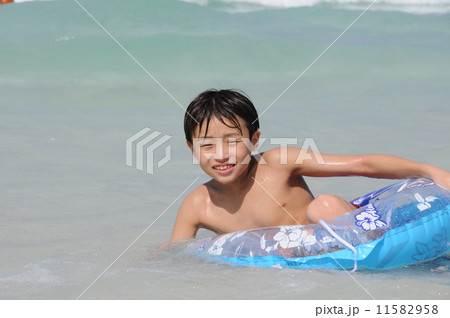 浮き輪と子供 11582958