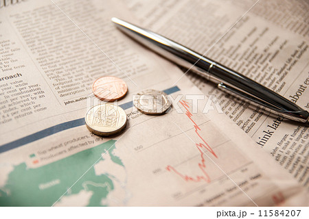 イギリスのコイン　ボールペンと英字新聞 11584207