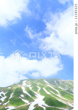 北アルプスの山々と青空 11585325