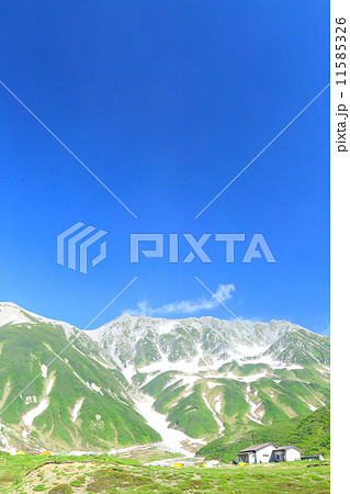 北アルプスの山々と青空 11585326