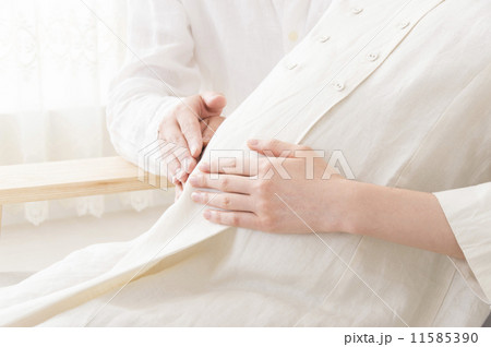 妊婦　お腹を擦る　夫婦手元 11585390
