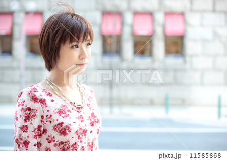 女性　ファッション　街角 11585868