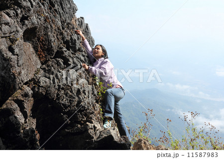 Woman climbing rock 11587983