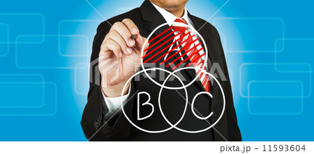 Businessman drawing intersected circle diagram and shadow the di 11593604