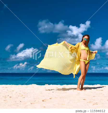 Woman with sarong at beach 11594012
