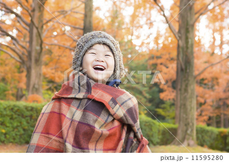 紅葉と笑顔の子供 11595280