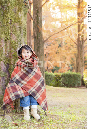 紅葉と笑顔の子供 11595312