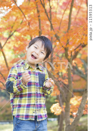 紅葉と笑顔の子供 11595313