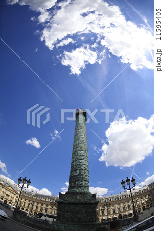 ［PARIS］パリ・ヴァンドーム広場の記念碑を見上げる・［Place Vendôme 夏空・超広角］365 11595405