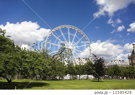 Paris パリ夏の風物詩 テュイルリー庭園の観覧車 Palais Des の写真素材