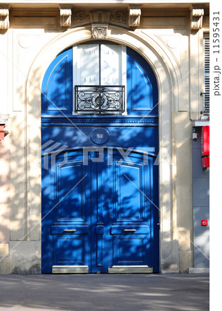 Paris パリ 一般的なアパート アパルトマン の玄関ドアの写真素材