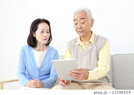 タブレットを見る老夫婦 11596359