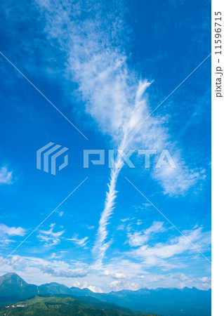 空を舞う龍のような雲 11596715