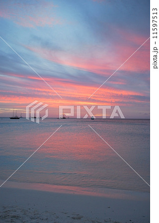 カリブ海の夕焼け　アルーバ 11597513