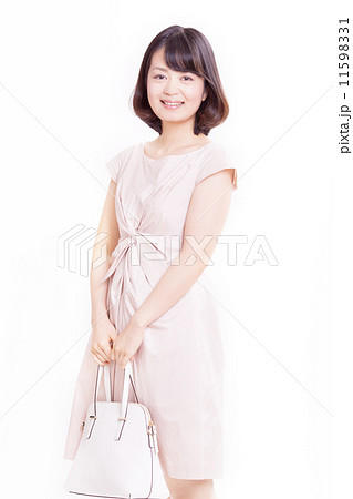 爽やかなワンピースを着た可愛いらしいアラサー女性の写真素材