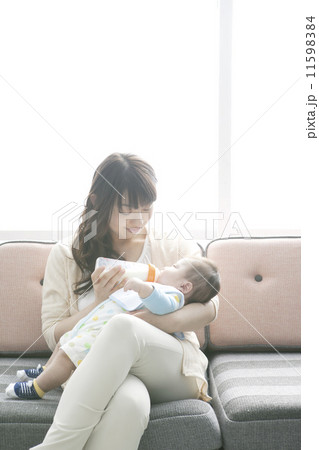 赤ちゃんミルクをやる母親 赤ちゃんミルクをやる母親 11598384