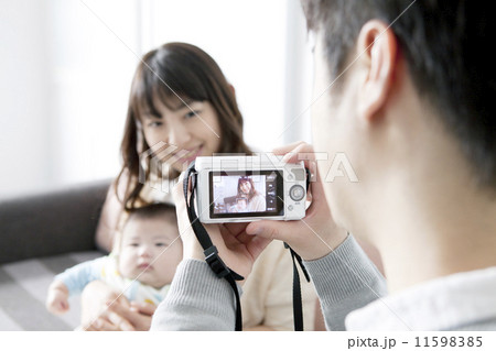 写真を撮る父親と親子 11598385