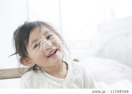 微笑む女の子 11598568