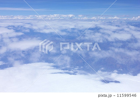 ペルー沿岸の太平洋から押し寄せた雲海がアンデス山脈によって、せき止められる 11599546
