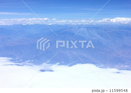 ペルー沿岸の太平洋から押し寄せた雲海がアンデス山脈によって、せき止められる 11599548