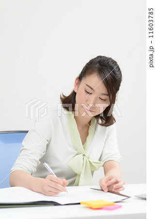 書類を書く女性 11603785