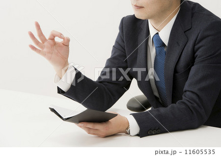 手帳を持つ男性 11605535